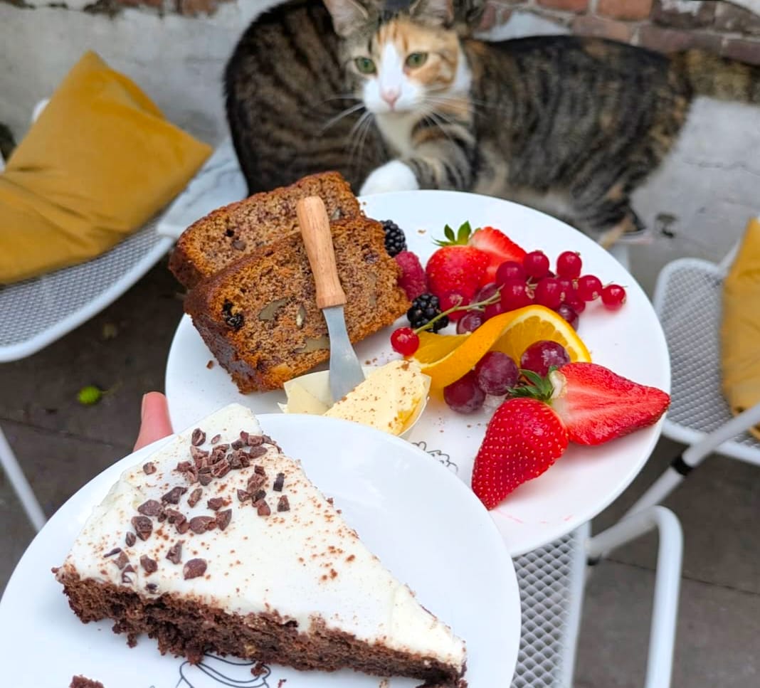 Bananenbrood met vers fruit en een plak taart